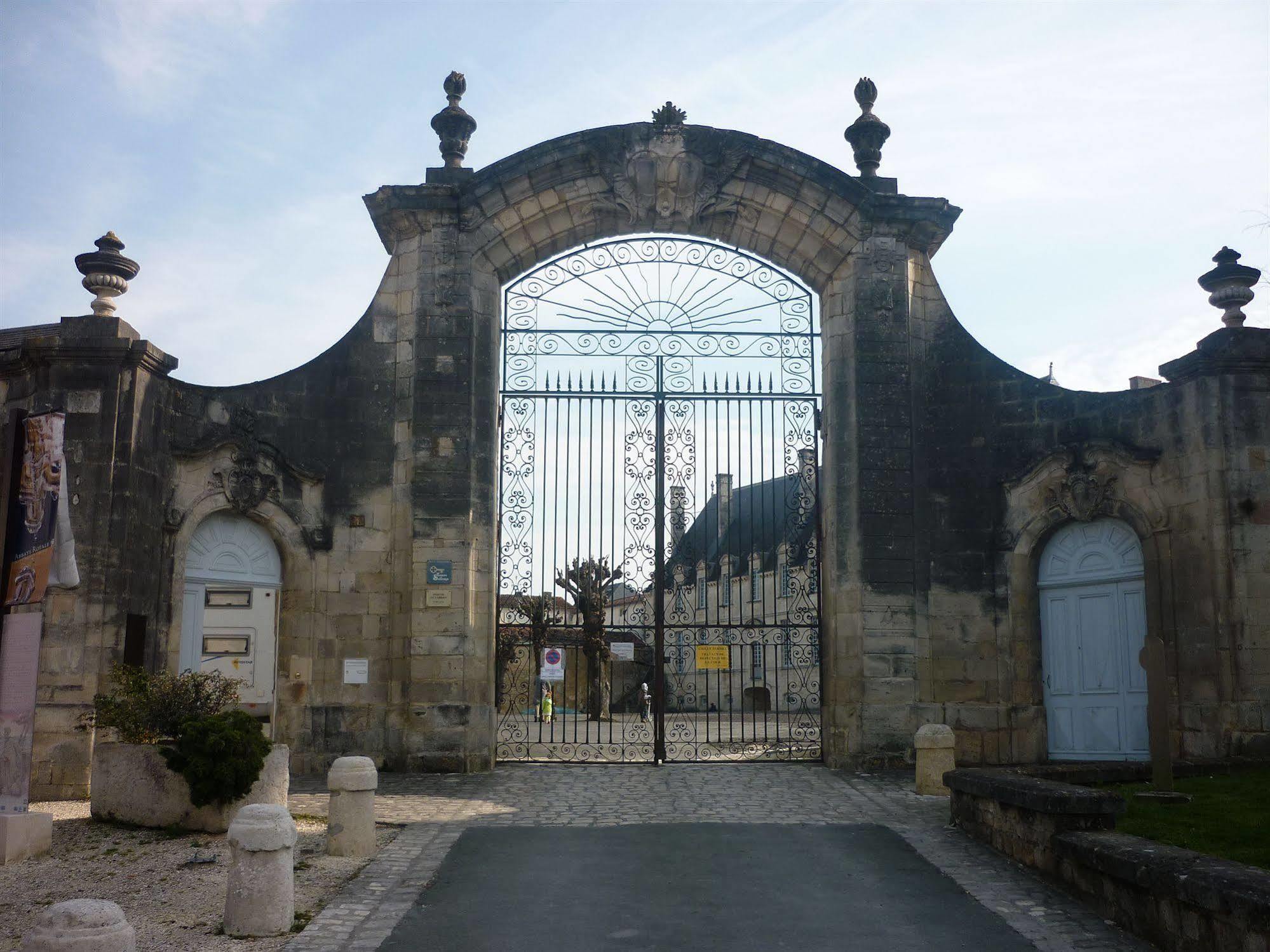 Abbaye Royale Hotel Saint-Jean-dʼAngély Eksteriør billede
